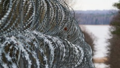 ЕС изпраща помощ за 700 хил. евро на мигрантите по границата с Беларус