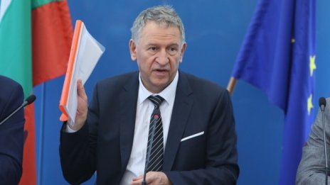 Здравният министър: COVID вълната е пречупена, не се изключва следваща