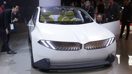 BMW продължава да трупа преднина при луксозните електромобили