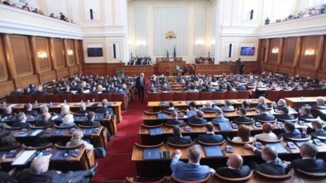 Заплатите на депутатите няма да бъдат намалявани