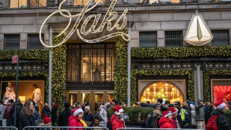 Затруднената верига луксозни магазини Saks пропусна лихвено плащане по облигации