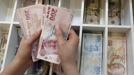 Американско-турският дипломатически скандал повлече лирата надолу