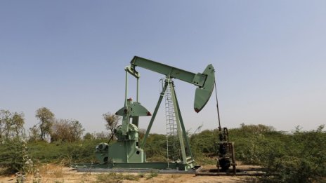 Петролът леко поскъпва в началото на седмицата