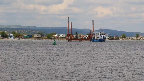 Канализационният колектор, замърсил Варненското езеро, пак е аварирал