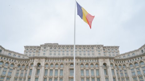 Румъния се насочва към широка управляваща коалиция след месеци на сътресения