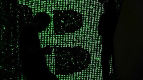 StanChart: Биткойнът би подобрил възвръщаемостта на Великолепната седморка, ако замени Tesla 