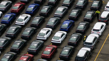 Автомобилни компании спират заводи и повишават цените заради митата на САЩ