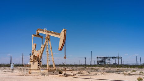 Петролът поевтинява заради слабото търсене в Китай*