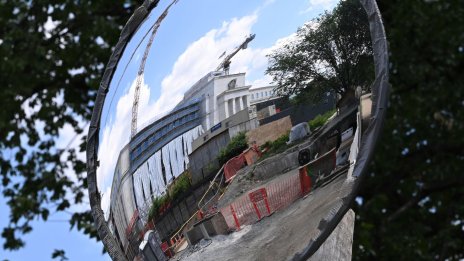 Може ли Тръмп да накара Фед да клекне, без да срине пазарите?