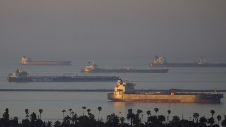 Армада от 28 саудитски танкера може да отключи нов колапс на петролните цени в САЩ