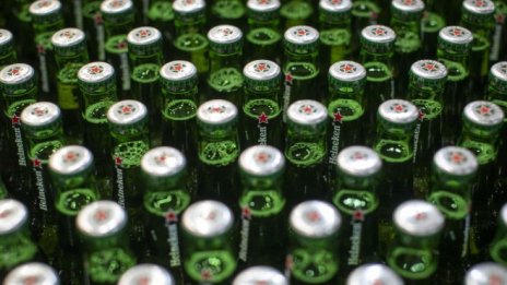 Heineken предупреди, че Covid и нарастващите разходи могат да я засегнат
