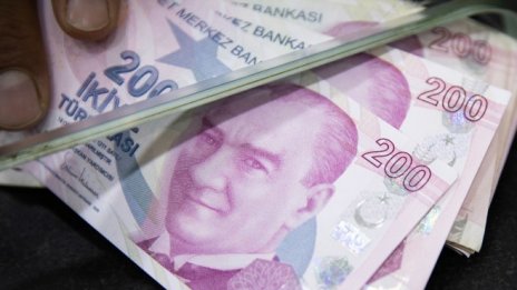 За една година турската лира изгуби почти 50%