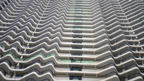 Продажбите на нови жилища в Китай намаляват най-силно от три години насам