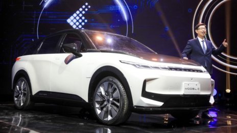 Основният подизпълнител на Apple за iPhone представи три електромобила