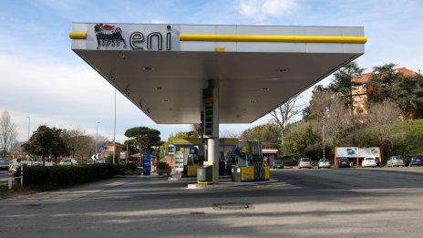 Правителството на Италия продава 2,8% от петролния гигант Eni