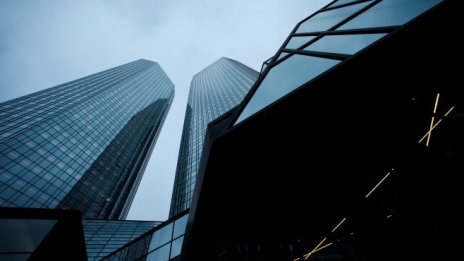 Берлин разпалва любовта си към големите банки