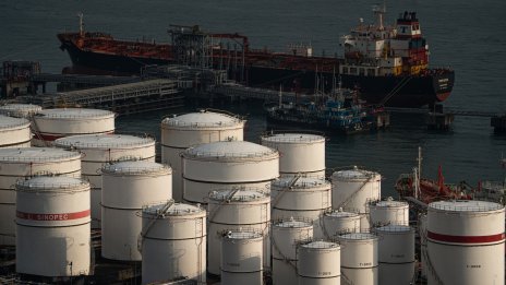 Свръхпредлагането и слабото търсене от Китай тласкат петрола към нов седмичен спад*