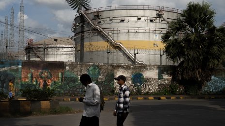Цената на петрола се стабилизира с очакванията за излишък и търговското напрежение