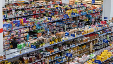 Потребителските разходи в САЩ остават стабилни въпреки пониженото доверие