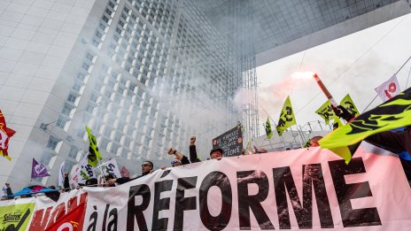 Протестиращи срещу пенсионната реформа нахлуха в сградата на Euronext в Париж