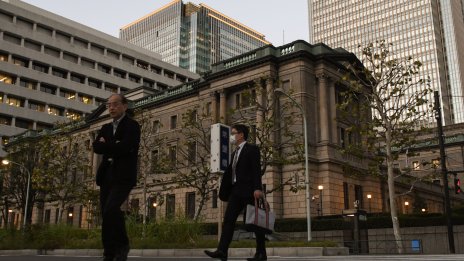 Парично-политическо цунами