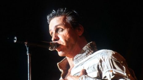 Вокалистът на рок групата Rammstein е дал положителна проба за COVID-19