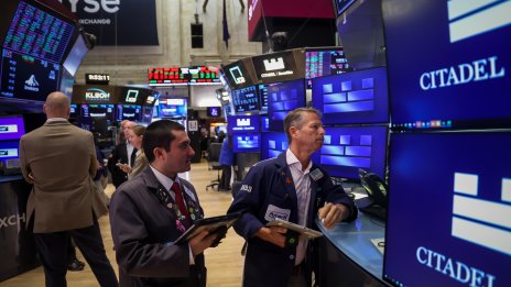 Dow Jones се срива с 500 пункта, цените на петрола се покачват*