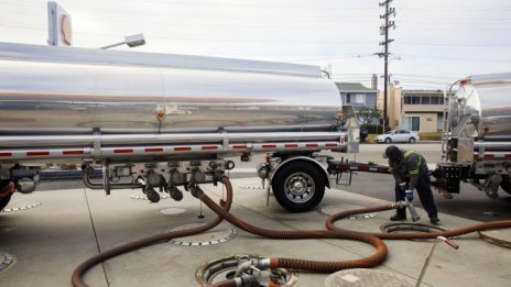 Петролът леко поевтинява въпреки очакванията за засилване на търсенето*