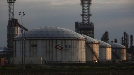 Петролът продължава ралито до близо 70 долара за барел след спад на запасите*