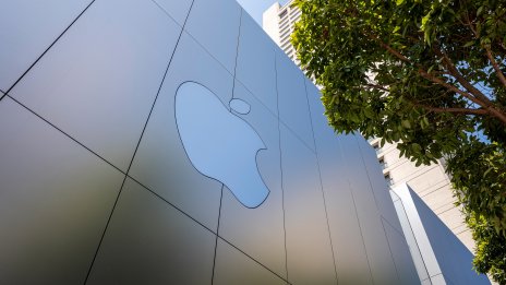 Apple се сблъсква с AI и регулаторни предизвикателства, докато се опитва да привлече разработчиците