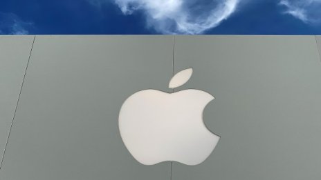 Акциите на Apple минаха психологическата цена от 300 долара