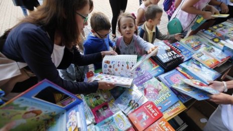 Нови думи като  постистина и фалшиви новини набират популярност