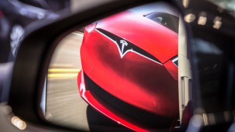 Жена се покачи върху автомобил Tesla на изложението в Шанхай в знак на протест