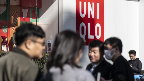 Печалбата на собственика на Uniqlo не отговори на очакванията поради слаби продажби в Китай