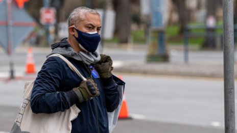 Проучване: Носенето на две маски намаляват риска от зараза с над 90%