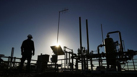 Петролът спря ръста си след по-трезви оценки за разговорите по дълговата криза в САЩ