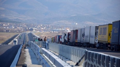 Евродепутати искат наказателна процедура срещу Гърция заради блокираната граница