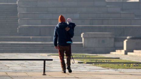 Бащите ще получат 2 месеца платен отпуск за отглеждане на дете до 8 години