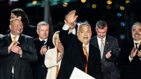 Орбан празнува смазваща победа 