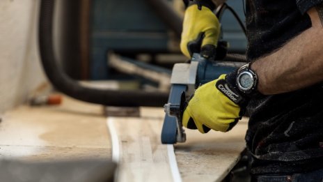 Спадът във фабричното производство на Острова се задълбочава през юни