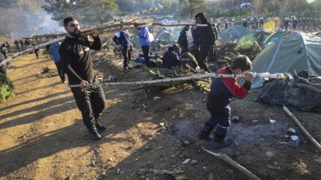 През дупка в стената на оградата… и от другата страна
