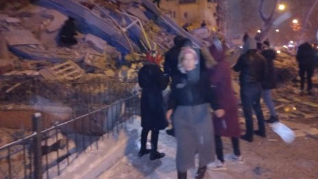 Мощно земетресение уби десетки в Южна Турция 
