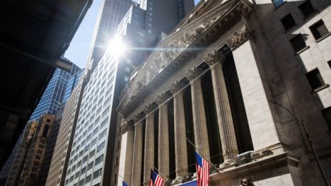 Dow започва сесията с ръст от 240 пункта, но Nasdaq компенсира със спад от 1,2%*