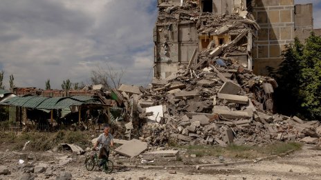 Русия превръща в руини и Торецк, напредвайки към целта си за превземането на Донбас