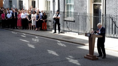 Джонсън уволни половината министри в кабинета