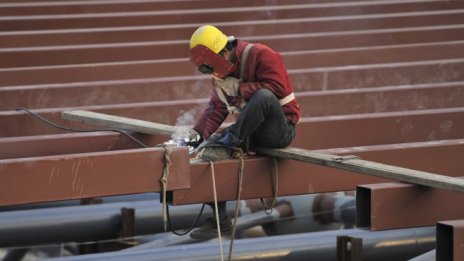 Китайските компании отчитат слаби печалби през първата половина на годината