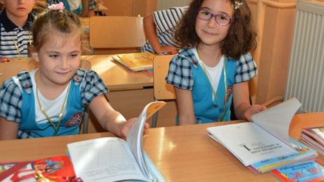 МОН предлага учителите свободно да планират работата си в клас 