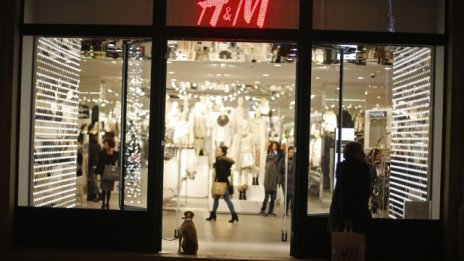 Продажбите на H&M скачат с 10% през март