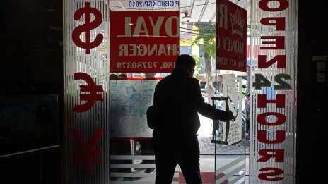 Валутите в развиващите се страни поскъпват, подкрепени от слабия долар