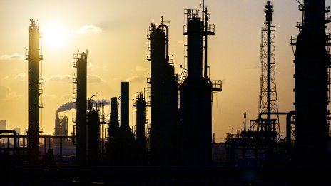 Петролът поскъпва до петмесечен връх след ударите на САЩ по Иран*